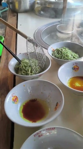 famous chicken noodles in Indonesia #streetfood #traditionalfood #satisfying