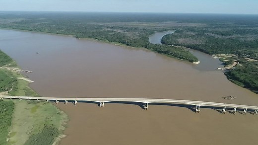 Imagens de drone mostram extensão da ponte sobre o rio Madeira em Abunã.