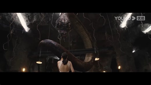 The giant snake drooled on the woman's head, and the woman raised her head in fear! 巨蛇在女人头顶流下口水，女人胆战心惊抬起头！ #巨蛇闯女校 #RisingBoasinaGirlsSchool #优酷电影 #youkumovie | Youku Movie