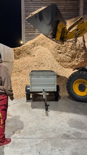 898K views · 1.8K reactions | Sobald unsere Hunde  satt, zufrieden und bereit für ihre Träume sind , machen wir uns noch einmal auf den Weg, um frische Hackschnitzel zu holen . So können sie später mit warmem Herzen ❤️ und trockenen Pfoten  in ihre gemütlichen Kennels schlendern . Alles, damit es ihnen an nichts fehlt 懶. | Claudias "Ranch" für "Hunde" | Facebook