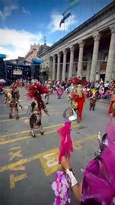 31K views · 431 reactions | XELA VIVE UNA VERDADERA FIESTA | El Parque Central de Quetzaltenango se llena de alegría con la presentación del Convite Luna de Plata, uno de los grupos más emblemáticos de la ciudad. Entre música, bailes y coloridos trajes, los asistentes disfrutan de una tarde que reafirma el espíritu festivo y la tradición que caracteriza a los quetzaltecos. ⌨️La Voz de Xela / Roche Berducido | La Voz de Xela | Facebook
