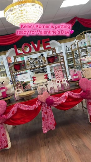 Before Cupid sneaks up on you 💘 Valentine’s Day is almost here! Kelly’s Korner has everything you need in one stop!💐🛍️ Shop online: www.kellyskorner.net Shop in store: 200 East 6th Avenue Oakdale, La 71463 Call: (318)335-3800 #kellyskorner #valentinesday2026 #valentinesdaygift #vdaygift #boutiquevalentines