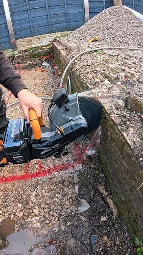 421K views · 356 reactions | For such a small cutter its got some power! ⚒️⚒️ This is with 20% battery because I forgot to charge it. Full battery, even better  #landscaping #tools #evolution #PowerTools #Battery #garden #build #fyp | LNC Landscapes and Paving | Facebook