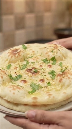 बिना तंदूर लोहे के तवे पर बनाएं Garlic Butter Naan🥰 Tava Garlic Naan Recipe😋👌