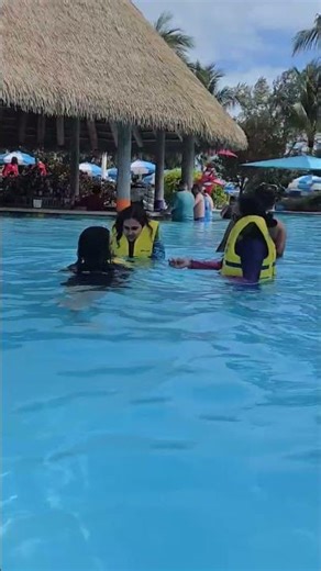 oasis pool bar coco cay.