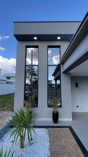 Grupo Ecasa on Instagram: "Casa à venda com alto padrão de acabamento e tecnologia integrada. Todo o imóvel conta com porcelanato assinado pela Lucão Pisos, valorizando cada ambiente com sofisticação e durabilidade. ✔ Pé-direito duplo, que amplia a sensação de espaço e luz natural ✔ Acesso smart com fechadura eletrônica ✔ Iluminação 100% em LED ✔ Cortinas automatizadas ✔ Área gourmet integrada ✔ Piscina ✔ Garagem com duas vagas e sistema Electric Car Um imóvel pensado para quem busca conforto, d
