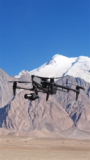 Ronin Japan on Instagram: "DJI Inspire 3で空撮 、 オールインワン型8Kカメラドローンで、雪山や美しい景色を空から捉えます。 みんなはどこに飛ばしてみたい？🏔️ Created ：1350亿光年 #DJI #DJIRonin #djiinspire3 #ドローン #ドローン撮影 #映像製作 #空撮 #雪山"