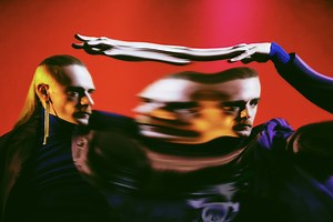 Mace continua a prendersi meravigliosamente gioco del pop italiano