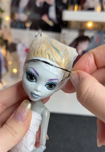 Restauration d'une très vieille poupée cassée en 4 minutes 💇‍♀️😱🙌✂️ Restauration de vêtements ! #restoration #haircut #25years #oldthing #recovery #2026 #2025 #handmade #face #clothes #rec #diy