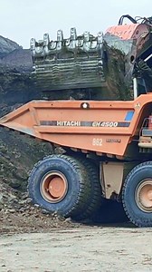 Giant Loading Action: Liebherr 996 Front Shovel vs Hitachi EH4500! #fblifestyle #fblifestyle #Liebherr996 #HitachiEH4500 #FrontShovel #HeavyEquipment | Earthmover Legends