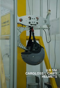 Daripada rame nebak-nebak di komentar, mending lihat langsung bukti nyata uji ketahanan 🫣 CHIPS Cargloss tampil beda, tapi tetap diuji sesuai standar SNI‼️ #SNI #carglosshelmets #chips #brandlokal #helmetloverindonesia