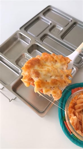 Boredmangoes on Instagram: "Hufflepuff edition packed lunch! 🧀Any hufflepuffs here??? I tried to stick to the yellow theme and with british classics! Cheesy beany pasta is a fave school lunch of mine! Homemade chips and swiss roll with a harry potter kinder joy! #asmr #food #lifestyle #lunch #bento #harrypotter #britishfood #cheesy #pasta #satisfying #lunchbox #lunchideas #bentobox #lunchboxideas #hufflepuff #yellowfood #kinderjoy #kindersurprise #mealprep"