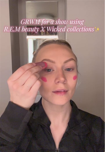 Glamorous Glinda Makeup for Your Next Show