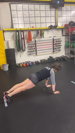 Push ups are great for building upper body strength & core stability. Although they are a “simple” exercise they are also quite challenging. But don’t let that hold you back from getting in your reps. The incline version is a great way to regress this movement to your current ability (end of vid). 🔑 Key Points 🌟Start in a solid plank position. Squeeze your glutes, flex your quads, and brace your core. 🤩As you lower & press back up make sure your hips and shoulders move together 👀Watch for yo