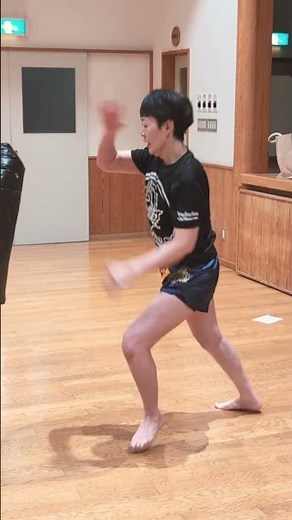 ミドルキック連打をミットへ蹴り込むことでキック女子が #キックボクシング #キック女子 心肺機能と体幹を鍛えました。 #ミット打ち