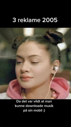 I 2005 var det helt nyt at man kunne downloade musik til sin telefon 😊 man spillede åbenbart også guitar med handsker på og havde et lyn malet på det ene øje.. #johnnydeluxe #drengesommig #3 #mobil #2005 | Johnny Deluxe