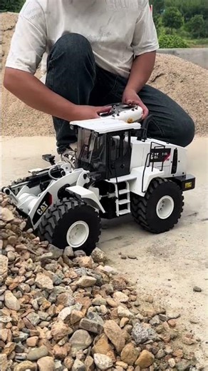 Load capacity test of the 1/14 Scale RC hydraulic loader CAT 980L with lights and sound system