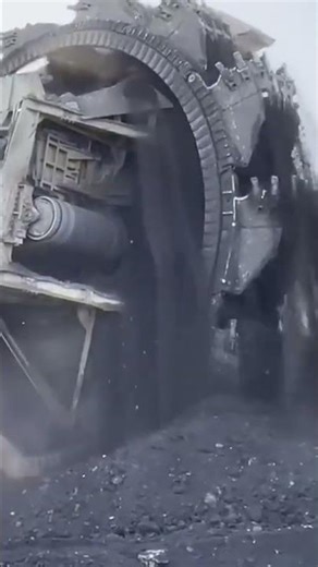 The Bagger 288 is Absolutely Terrifying #shorts #bigmachines #excavator