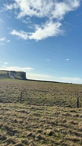 Ci sono luoghi che non si visitano soltanto… si sentono. Attraversando l’ingresso delle Scogliere di Moher, il mondo sembra aprirsi tra verde e blu: l’erba infinita sotto i piedi, l’orizzonte disegnato dalle scogliere e quel suono profondo dell’oceano che avvolge ogni cosa. Il vento porta con sé il profumo salmastro del mare e, per un istante, esiste solo quel momento: natura pura, immensa, viva. È impossibile non restare in silenzio e lasciare che l’Irlanda ti faccia venire i brividi. E la cosa