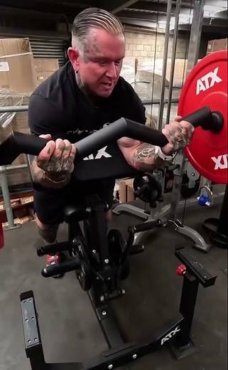 Curl strict façon Lee Priest – Démonstration du pupitre à biceps ATX avec la EZ Curl Fat Bar 💥