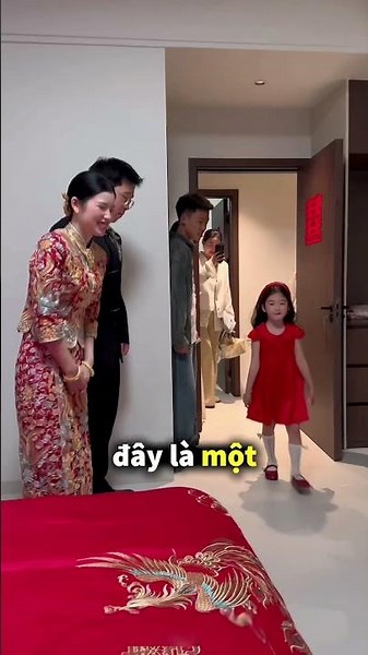 Vì sao cô dâu chú rể lại mời trẻ em nằm lên giường trước 🤯