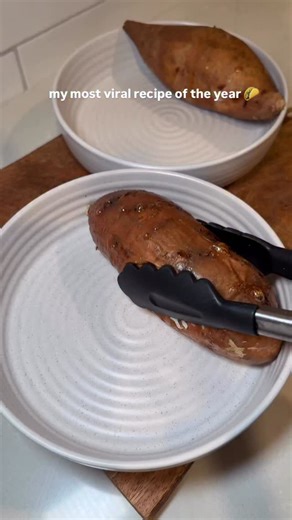 send this to someone you want to make these with 🤭Still one of my most made dinners. Sweet potato taco bowls, easy, filling, and the kind of meal you’ll crave weekly 👌 (Serves 4) Base 4 whole sweet potatoes Taco Mince 500g lean beef mince 1 packet taco seasoning (I used Old El Paso) Fresh Salsa 1 punnet cherry tomatoes, sliced ½ red onion, finely chopped Coriander Squeeze of lime Salt pepper Guacamole 1 large avocado 1 tbsp light sour cream Sprinkle of coriander Squeeze of lime juice (optional