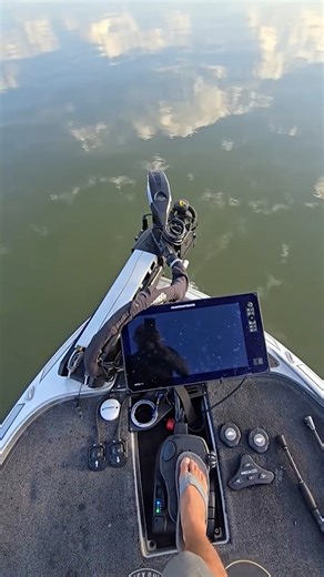 One of the biggest advantages of the Ultrex QUEST is its cable-driven steering with electric assist. This connection delivers unmatched control, precision, and fluid motion when steering 💪 #MinnKota | Minn Kota