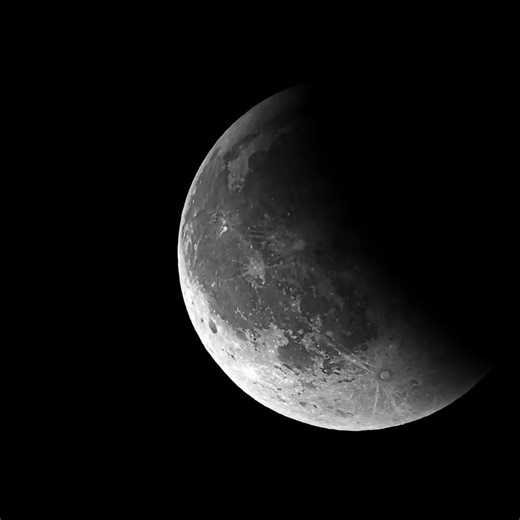 Time-lapse della Luna all'uscita della totalità, appena sorta era coperta dalle nubi. Di Enrico Cascone | INAF