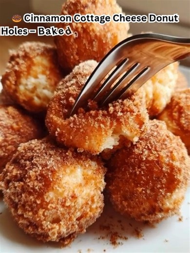🍩 Cinnamon Cottage Cheese Donut Holes – Baked, Not Fried! – High-Protein, Guilt-Free Treat Ingredients: 1 cup cottage cheese 2 large eggs ¼ cup maple syrup or honey 1 tsp vanilla extract ¾ cup almond flour ¼ cup oat flour (or use more almond flour) 1 tsp baking powder 1 tsp ground cinnamon Pinch of salt Optional Cinnamon Sugar Coating: 1 tbsp coconut sugar or brown sugar ½ tsp cinnamon Nutrition info (per 2 donut holes, makes 12): Approx. 120 kcal | 7g protein | 6g fat | 4g net carbs | Gluten-f