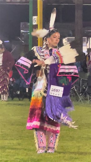 The beautiful shawl ✨💃, the beautiful ribbon dress 🎀💛… everything shimmering in the arena lights 🌙✨ The colors dance, the ribbons flow, and the energy of the night wraps around everyone watching 💫💖 What a beautiful night here in the harbor 🌟✨