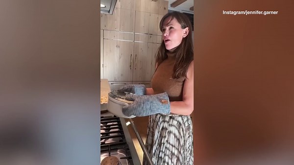 Jennifer Garner shares how to make caramel corn on her Pretend Cooking Show