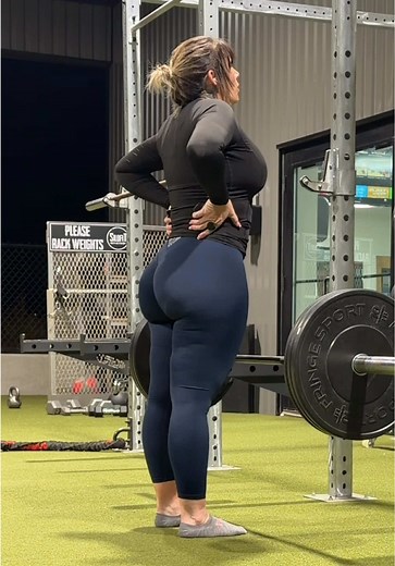 Just an early morning lift… and a few warm up wiggles. 😜🤣 🏋🏼‍♀️ #rdl #workout #bodypositivity #thickfit