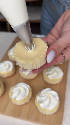 מגלה לך את הסודות שלי לקרם המושלם אז כדאי שתשמרי את הפוסט ❤️ 1.אני משתמשת בשמנת קרה! 2.אני תמיד משתמשת בשמנת 38% 3.אני מקציפה במהירות איטית ואז בינונית! אף פעם לא גבוהה.. 4.אני עוצרת במהלך ההקצפה לבדוק את המרקם כדי לא להקציף יותר מידי! 5.אני מקציפה למרקם יציב ורך, לא קשה! (הפודינג ממשיך לייצב את הקרם לכן חשוב להשאיר מרקם רך). 6.אני מוסיפה מחית וניל איכותית, זה מעשיר את הטעם (לא תמצית וניל!). 7.אני משתמשת בקרם מיד לאחר הקצפה! לא ממליצה לשמור, המרקם נפגע. 8.אני מנפה את הפודינג וניל והאבקת סוכר כדי