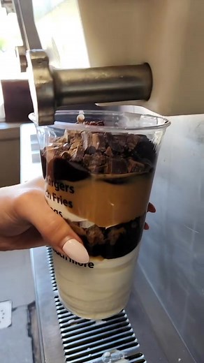 393K views · 8.4K reactions | 454_Peanut butter extreme sundae #vanilla #icecream #softserve #joesdairybar #joesdairybarandgrill #softserveicecream #sundae #HotFudgeSundae | Freddie | Facebook