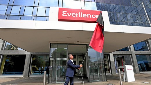 „Historischer Tag“: Am MAN-Hochhaus in Augsburg steht jetzt der Name Everllence