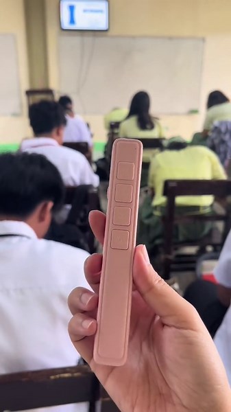 Wireless PowerPoint clicker for your mac or laptop! #wirelesspowerpointpresenter #wirelessclicker #fyi #fyipシツ #foryoupage #clicker #teacher #school #student