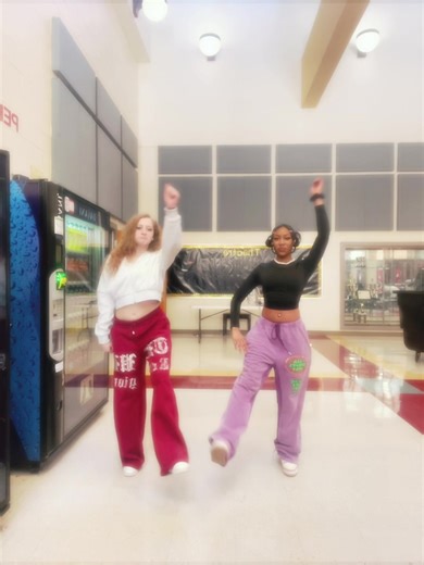 Buss it buss it she came ta throw it back 🤪👏🏽 #fyp #dancechallenge #makeitgoviral #duo @sexxywrld._chloe