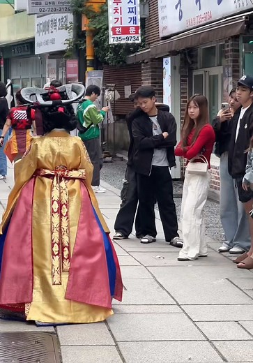 Thao tác hoàn hảo trong Hanbok truyền thống