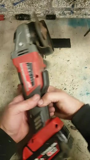 These milwaukee cordless grinders have a common failure. The bottom bearing on the rotor falls apart as it's a cheap low quality bearing. If your grinder ever sounds like this, open and change the bearing before the motor fails. It's a 605 bearing. #mailwaukee #commonfailure #fail #broken #repair #toolrepair #cordless #tooltips #badmilwaukee #bearing #605 @Milwaukee Tool