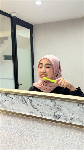 Siapa yang masih malas gosok gigi sebelum tidur? Ini dia dampaknya 😊