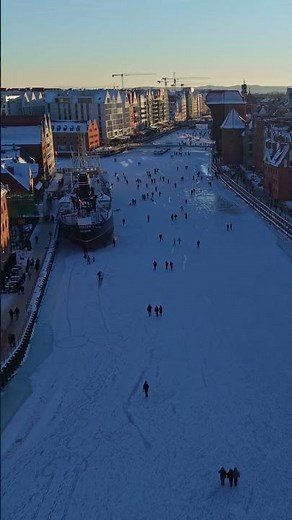 Zimowy Gdańsk z drona CZ. 2 | Gruby lód na Motławie i spacerujący ludzie