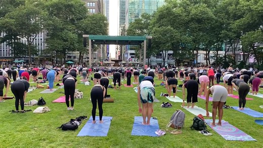 Join free yoga with New Yorkers at Bryant Park #NewYork | New York - NewYork.co.uk