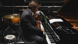 [leçon de musique] André Manoukian nous explique comment ne pas faire mourir une mélodie ♫♪ | France Inter