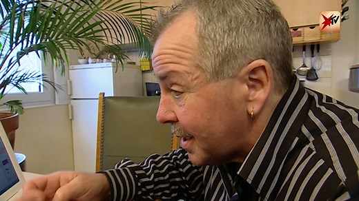 Hausmeister Hanjo Prieur ist auf der Suche nach der großen Liebe – und hofft, sie in Thailand zu finden. In Deutschland hat es der 1,58 m große Hanjo schwer, eine Partnerin zu finden, die ihn so akzeptiert, wie er ist. Daher entscheidet er sich, nach Thailand zu reisen und seine Traumfrau zu treffen, die er über das Internet kennengelernt hat. Wird er dort das Liebesglück finden, das er sich wünscht? Eine spannende Reise über Grenzen hinweg beginnt. #sternTV #Hanjo #Liebe #OnlineDating #Dating #