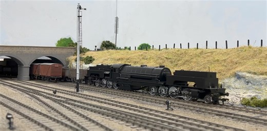 THE BEAST AWAKENS! Just arrived for review is the first complete and running sample of our awesome new OO gauge LNER ‘U1’ Beyer-Garratt. The first ever RTR model of Britain’s biggest and most powerful steam locomotive. And what better place to test its capabilities than Tony Wright’s legendary ‘Little Bytham’ layout. Thanks to Tony for letting the Beast loose on a huge unfitted coal train - 63 wagons - which it handled without the slightest hesitation. More tests will follow as we shake this sam