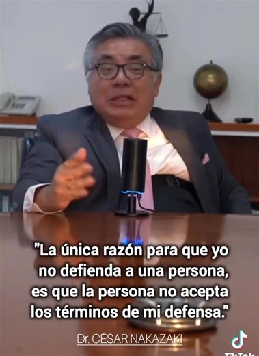 Esta posición es correcta . Siempre la he aplicado. El cliente que no acepte las condiciones del abogado no merece que se le defienda. Jamás el cliente puede condicionar al abogado, pues somos dueños de la estrategia. Siempre les digo también a mis clientes , ¿cuando tú vas al dentista usted le dice como tratar tus dientes o te sometes ante él?. Así como otras profesiones , en la abogacía también cuenta que nosotros somos dueños del caso y el cliente es quien tiene la última palabra . A propósit
