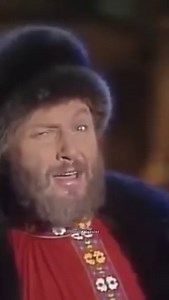 The artist featured in this video is the legendary Ivan Rebroff, known for his enormous vocal range of four and a half octaves. 🌟 The piece he performs is Kalinka 🇷🇺, one of the most recognizable symbols of Russian folk music worldwide. Rebroff interprets this famous piece with his unique vocal virtuosity, ranging from deep bass tones to the highest soprano notes. Although the name Ivan Rebroff might bring to mind a pure-blooded Russian artist, he is actually a German born in Berlin as Hans R