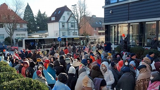 27K views · 476 reactions | Hunderte Geflüchtete aus der Ukraine haben am Sonnabend vor dem Amt für Migration in der Hammer Straße in Wandsbek auf ihre Registrierung gewartet. Karsten Sekund war vor Ort und hat mit Geflüchteten und freiwilligen Helfern gesprochen. | NDR Hamburg | Facebook