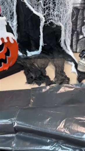 DIY spooky window decor ideas | EatnDrive