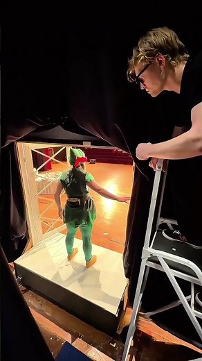 Come Peter Pan vola davvero dietro le quinte 🪄
